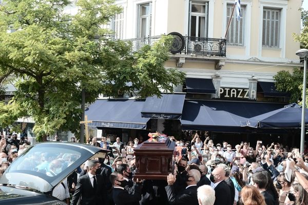 Η Έλληνες αποχαιρετούν τον Μίκη Θεοδωράκη