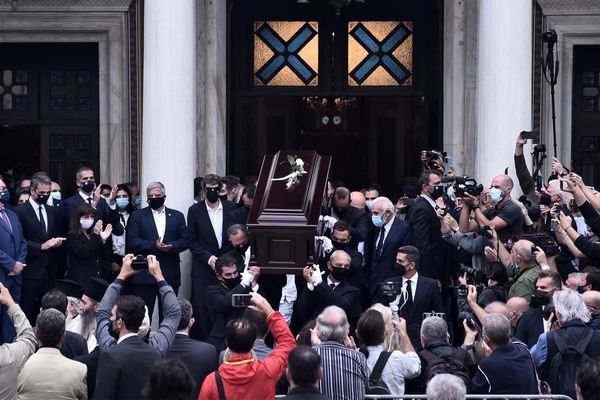 Σε κλίμα βαθιάς συγκίνησης οι Έλληνες αποχαιρέτησαν στον Μίκη Θεοδωράκη