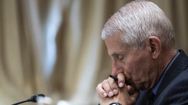 Παραμείνετε σε επαγρύπνηση λέει ο Φάουτσι στους Αμερικάνους