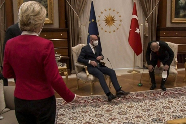 Η πρώτη συνάντηση Ούρσουλα-Ερντογάν μετά το "sofa gate"