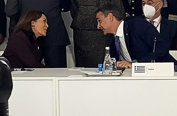 Τετ-α-τετ Κυριάκου Μητσοτάκη-Καμάλα Χάρις στο Παρίσι