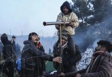 Κλιμάκωση τύπου Έβρου από τους Λευκορώσους: Εφοδιάζουν με δακρυγόνα τους μετανάστες