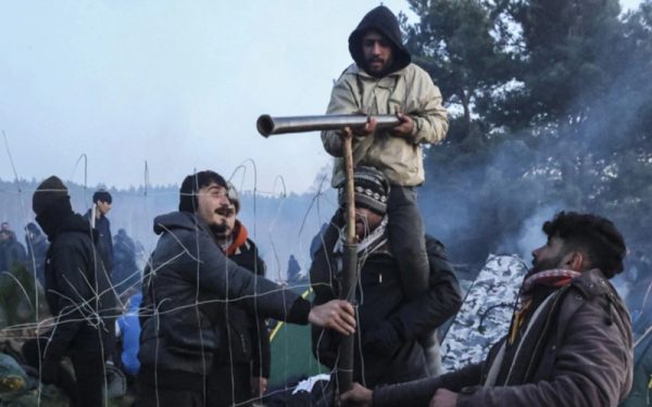 Κλιμάκωση τύπου Έβρου από τους Λευκορώσους: Εφοδιάζουν με δακρυγόνα τους μετανάστες