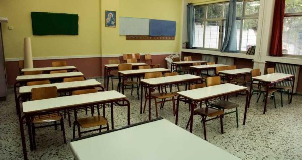 Λάρισα: Γονείς αρνητές κρατούν 34 παιδιά μακριά από το σχολείο