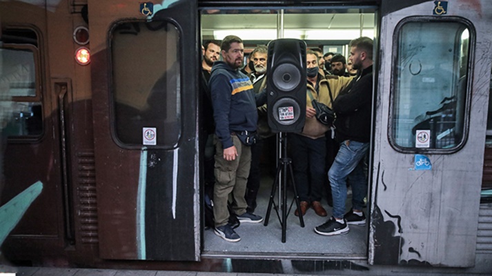 Απόβαση αγροτών και κτηνοτρόφων στον Πειραιά-Χωρίς μάσκες στο τρένο μαζί και ο Πολάκης