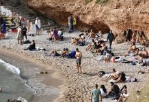 Ο καλός καιρός και οι υψηλές θερμοκρασίες έστειλαν τους Αθηναίους στη θάλασσα