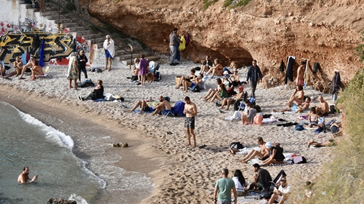 Ο καλός καιρός και οι υψηλές θερμοκρασίες έστειλαν τους Αθηναίους στη θάλασσα