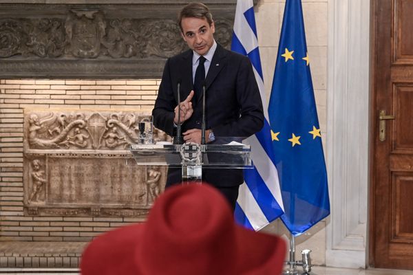 Οργή για την επίθεση της Ολλανδής δημοσιογράφου μέσα στο Μαξίμου – «Πληρωμένη» απάντηση Μητσοτάκη