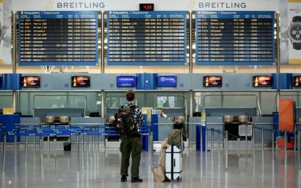 Παγκόσμια ανησυχία για την Όμικρον- Πάνω από 7.000 πτήσεις ματαιώθηκαν τα Χριστούγεννα