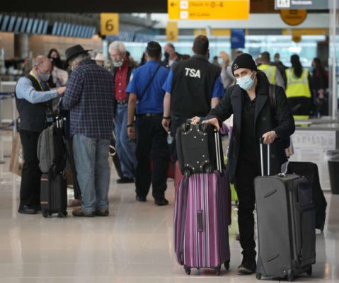 Ταξιδιωτικό χάος στα αεροδρόμια χιλιάδες ματαιώσεις και καθυστερήσεις πτήσεων