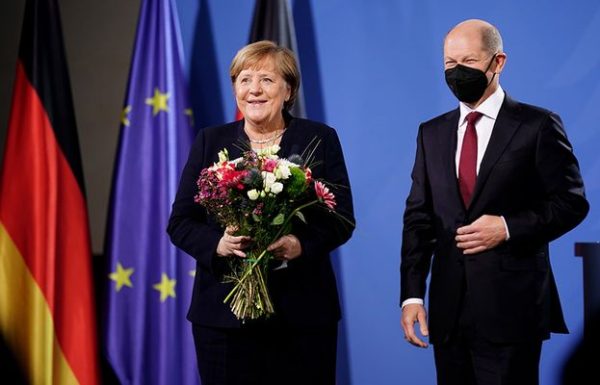 Η frau Μέρκελ παρέδωσε τα κλειδιά της καγκελαρίας και επιστρέφει στο σπίτι