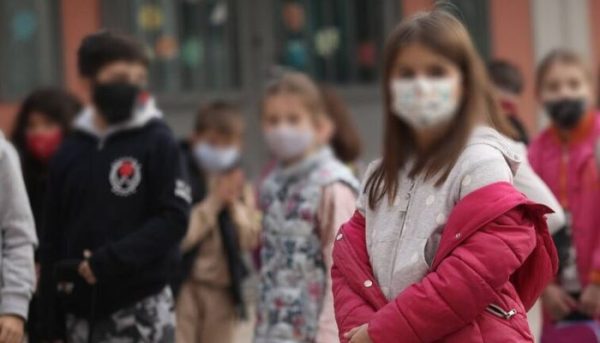 COVID-19: Πάνω από 10.000 παιδιά 4- 18 ετών νόσησαν την τελευταία εβδομάδα