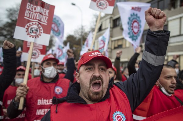 Χιλιάδες Τούρκοι διαδήλωσαν διαμαρτυρόμενοι για την κατάσταση στην οικονομία