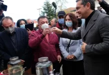 O Τσίπρας κλείνει τώρα το μάτι και στους αρνητές απογραφής -Όσα έγιναν στην Κοζάνη