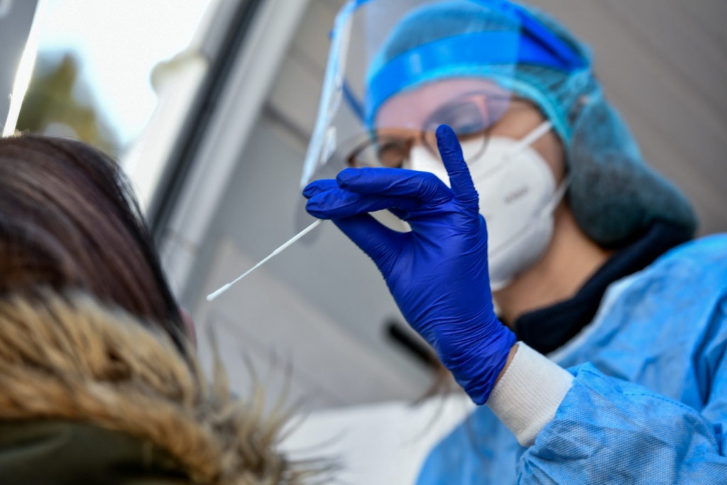 Όμικρον: Τι γνωρίζουμε για την υποπαραλλαγή που έφτασε και στην Ελλάδα