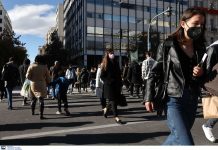 Η μετάλλαξη Όμικρον παγώνει τη συζήτηση για χαλάρωση των μέτρων