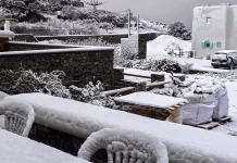 Η κακοκαιρία «Ελπίς» έντυσε στα λευκά Μύκονο, Τήνο, Άνδρο και Νάξο -Χιόνια μέχρι τις παραλίες